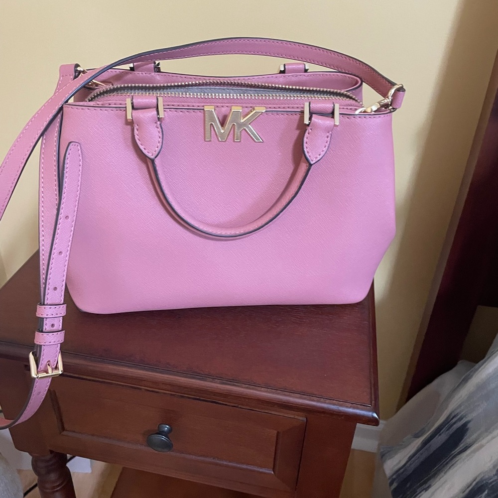 Michael Kors dusty rose coated purse in mint condition